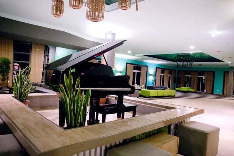 Peter Johns Lounge