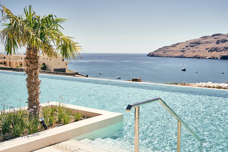 0utdoor pool & sea