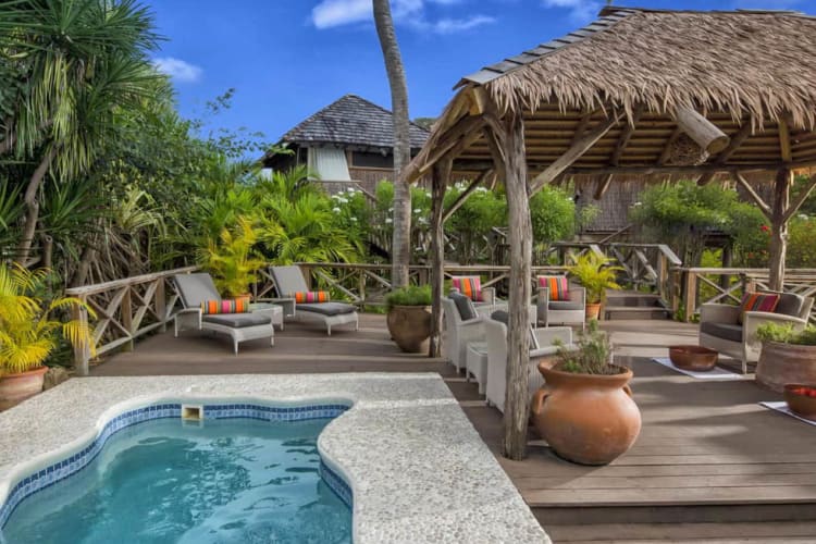 Spa pool and lounge