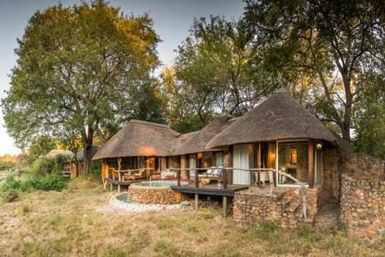 Dulini Lodge Suites Riverbed