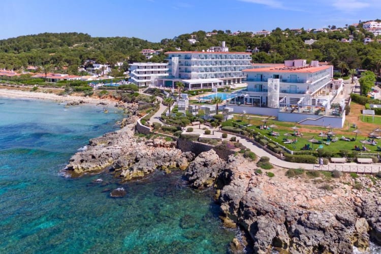 Hotel and sea