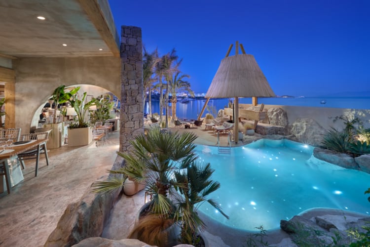 Pool & Bar