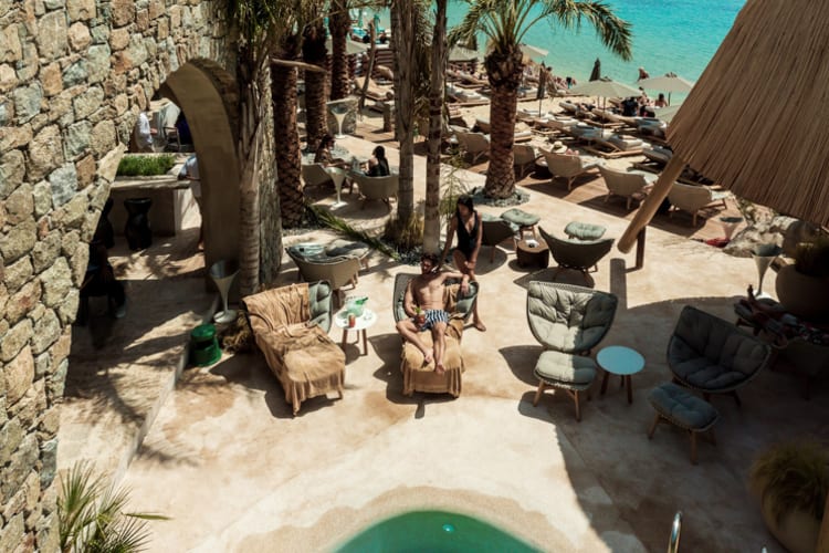 Pool & Lounge