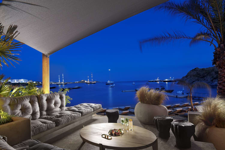 Pool & Lounge