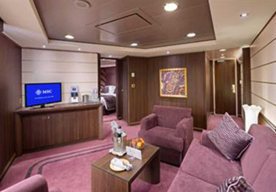 royal-suite-yacht-clubuse