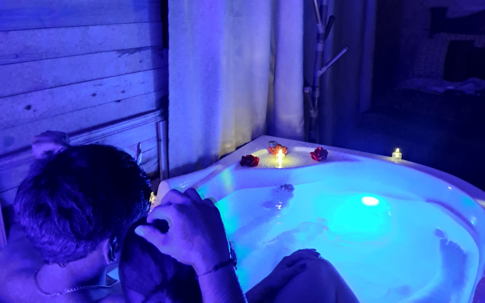 Pareja en la Cabaña, disfrutando del Jacuzzi.