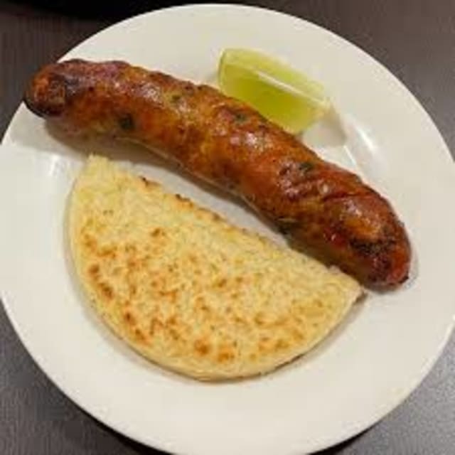 Chorizo con arepa