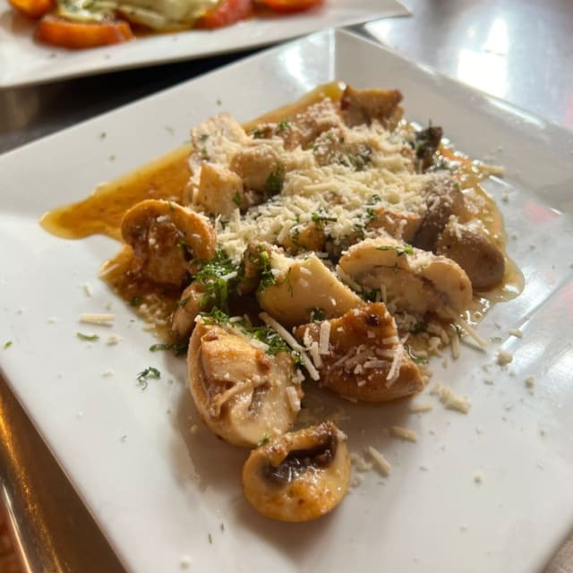 Champiñones al Ajillo