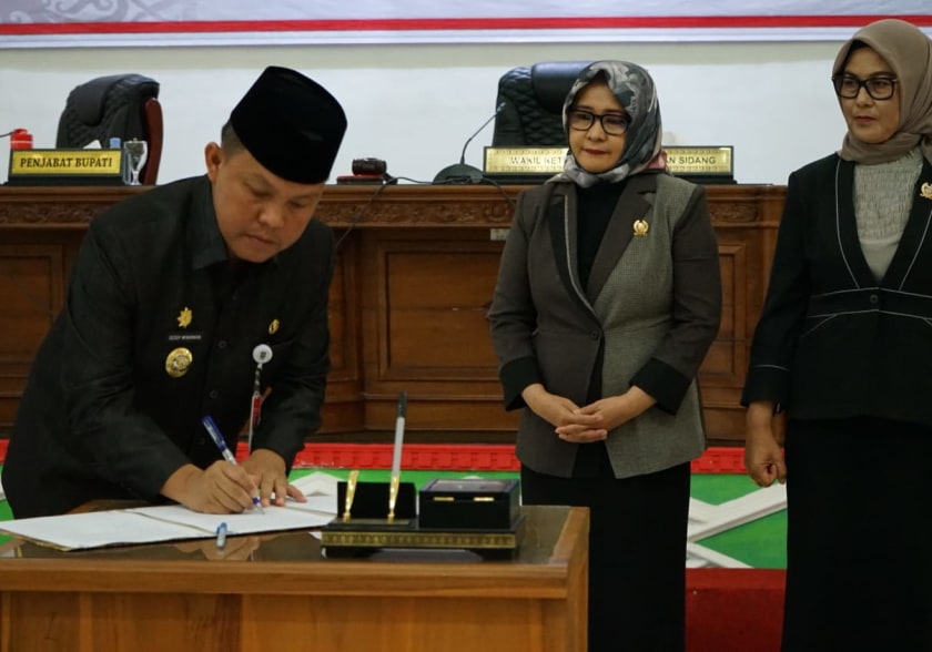 Penjabat Bupati Barito Selatan menandatangai persetujuan bersama atas Ranperda Kab.Barsel tahun Anggaran 2022