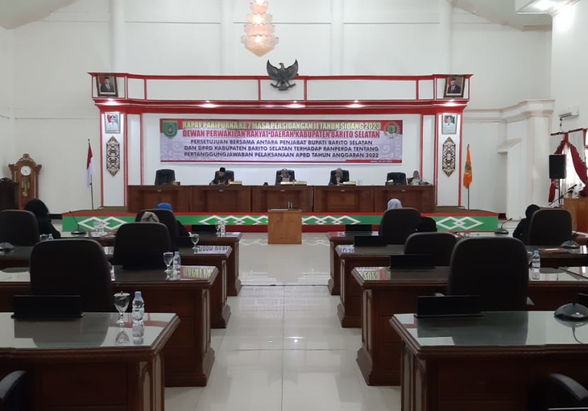 Rapat paripurna dipimpin oleh Wakil Ketua DPRD Barsel Nyimas Artika dan diikuti oleh anggota DPRD Barsel.