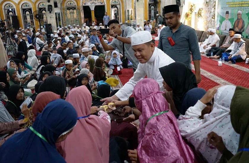 Pj Bupati Barito Selatan bersama anak yatim di Masjid Besar Almunawwarah Buntok.