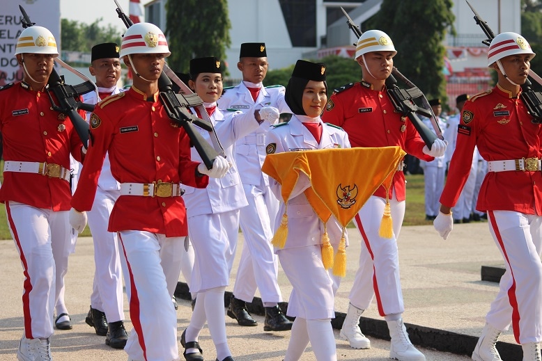 Pasukan 8 Paskibraka Kab.Barsel saat menjalankan tugas mengibarkan bendera Merah Putih (Foto:R1/Elz4/Dien/JN)