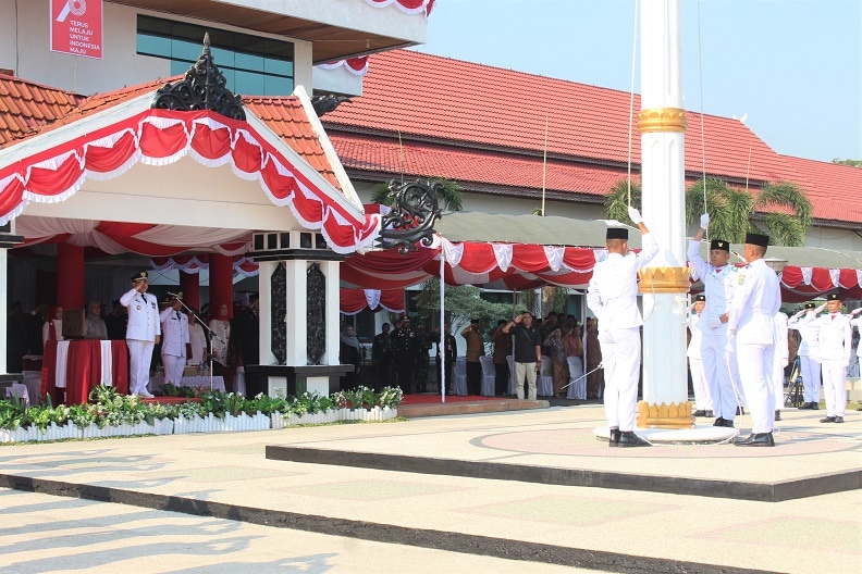 Pj.Bupati Barsel H.Deddy Winarwan saat Penghormatan kepada Bendera Merah Putih (Foto:R1/Elz4/Dien/JN)