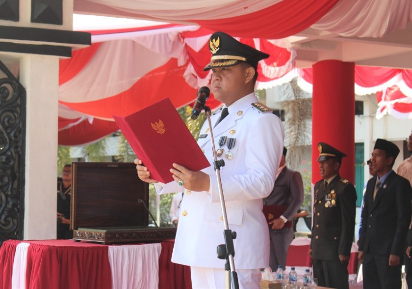 Pembacaan Naskah Proklamasi oleh Pj.Bupati Barsel H. Deddy Winarwan (Foto:R1/Elza/Dien/JN)