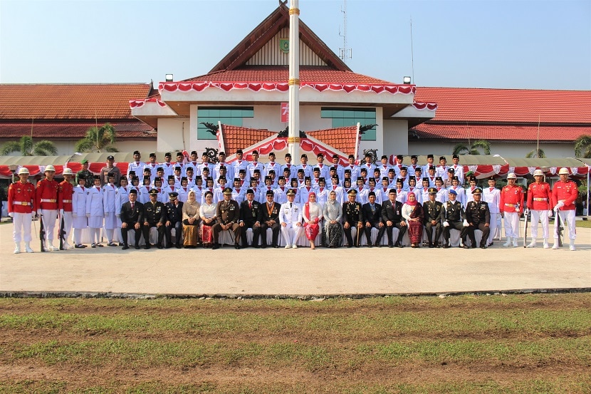 Pj.Bupati Barsel H.Deddy Winarwan dan Ketua TP. PKK Kab. Barsel Hj.Erna Ardiani serta unsur Forkopimda bersama Anggota Paskibraka Kab.Barsel tahun 2023 usai melaksanakan tgugas pengibaran Bendera Merah Putih (Foto:R1/Elz4/Dien/JN)