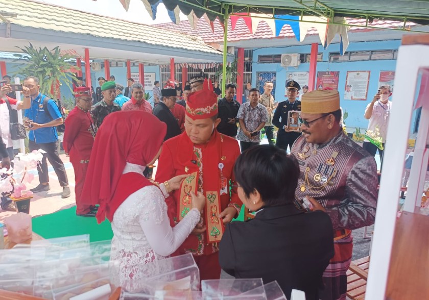 Pj.Bupati Barsel H. Deddy Winarwan dan Ketua TP.PKK Kab.Barsel Hj. Erna Ardiani saat melihat hasil kerajinan warga binaan (Foto:Dien/Elz4/R1/JN)