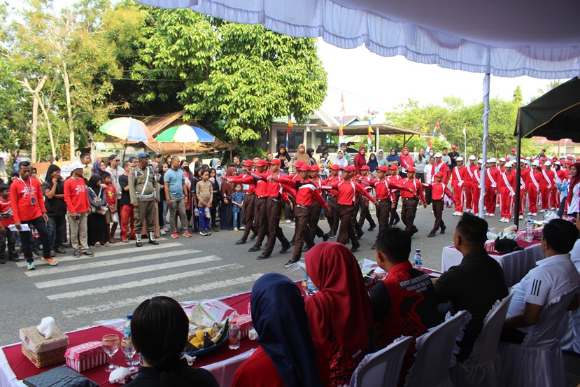 Penjabat Bupati Barito Selatan Menyaksikan Langsung Peserta Gerak Jalan di Halaman Stadion Batuah Buntok