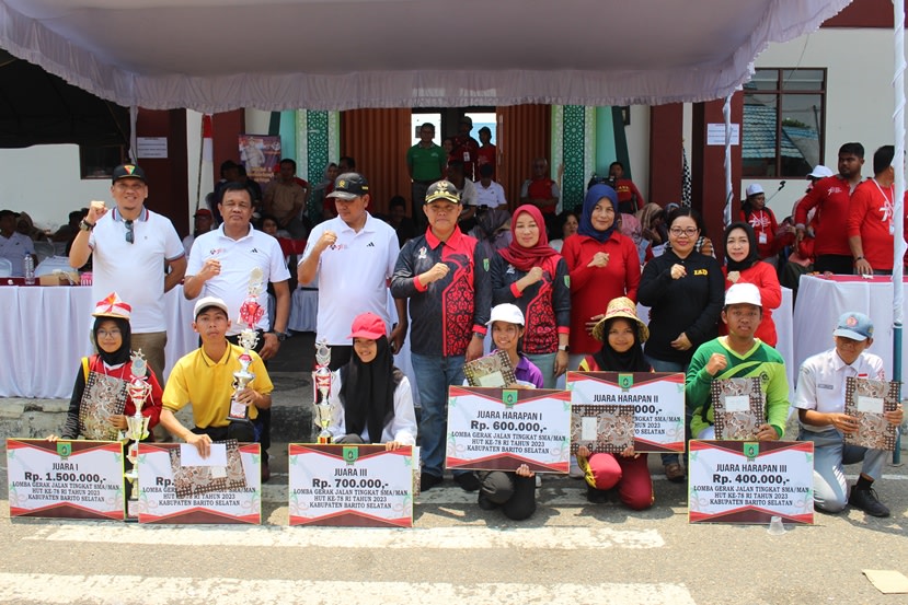 Penjabat Bupati Barito Selatan, Pj. Ketua TP-PKK Kab. Barsel beserta Forkopimda dan Juara Lomba Gerak Jalan Foto Bersama