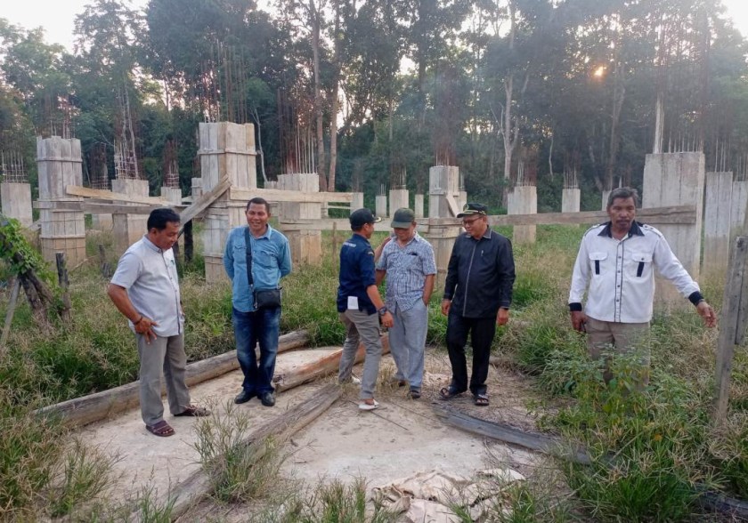 Anggota DPRD Prov.Kalteng Dapil Kalteng IV H.Purman Jaya dan H. Achamad Rasyid melihat langsung kondisi pembangunan Masjid Noor Hidayah di Kelurahan Mengkatip (Foto:Dok/kecdushil)
