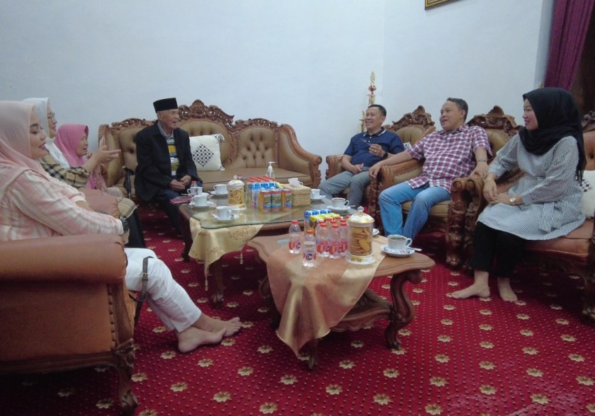 Pj.Bupati Barsel H. Deddy Winarwan dan Ketua TP.PKK Kab. Barsel Hj. Erna Ardiani Palupi tampak akrab dan penuh kekeulargaan saat berbincang denga Pj. Bupati Bartim Indra Gunawan (Foto:R1/3lza)