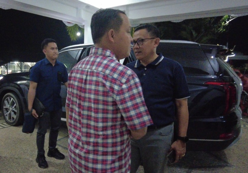 Pj. Bupati Bartim Indra Gunawan saat berpamitan dengan Pj. Bupati Barsel H. Deddy Winarwan untuk melanjutkan perjalanan menuju Tamiang Layang (Foto:R1/3lza)