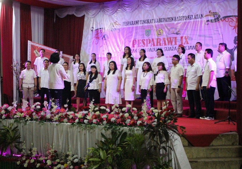 Penampilan Paduan SuaraDewasa Campuran saat pembukaan Pesparawi IX Tingkat Kab. Barsel (Foto:JN/ELS4)