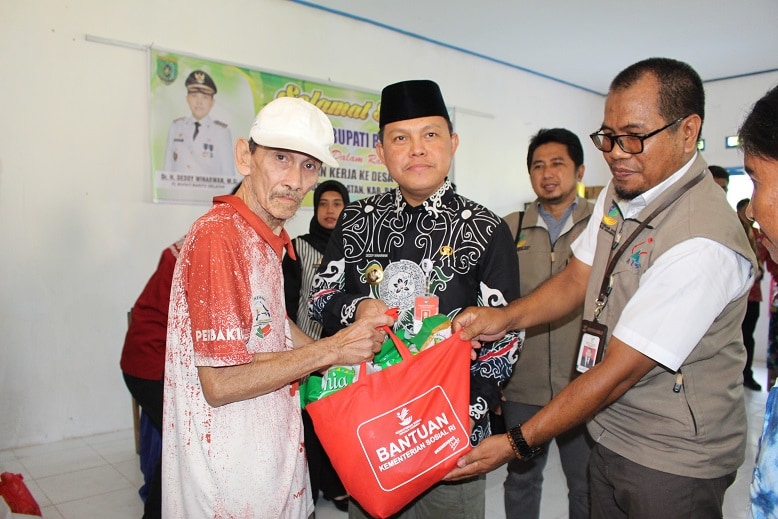 Pj. Bupati Barsel H. Deddy Winarwan menyerahkan bantuan makanan tambahan untuk bayi, ibu hamil dan menyusui serta sembako untuk warga kurang mampu di Desa Danau Sadar (Foto:ELZ4/JN)