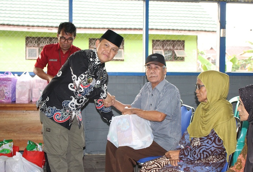 Pj.Bupati Barsel H. Deddy Winarwan menyerahkan Bantuan Sembako kepada warga kurang mampu di Desa Baru (Foto:ELZ4/JN)