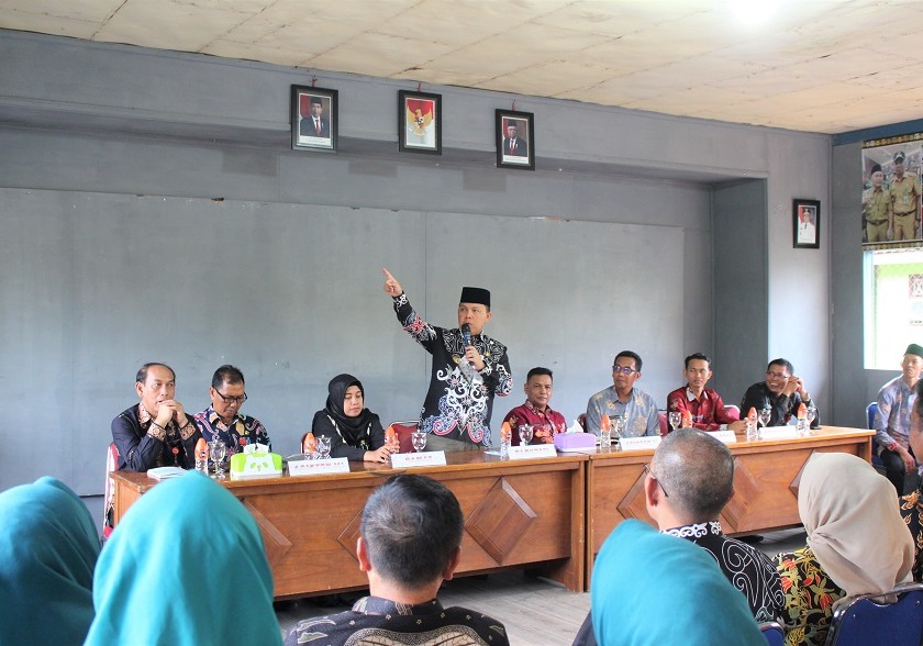 Pj.Bupati Barsel H. Deddy Winarwan menyampaikan upaya pemerintah dlam menurunkan anka stunting kepada warga di Balai Desa Baru (Foto:JN/ELZ4)