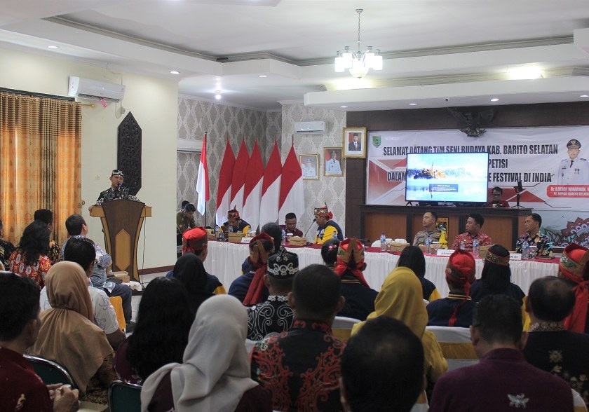 Pj. Bupati Barsel H. Deddy Winarwan menyampaikan sambutan pada acara Penyambutan Tim Seni Budaya Barito Selatan di Aula Setda Kab. Barsel (Foto:ELZ4/JN)