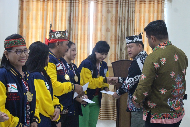 Pj. Bupati Barsel H. Deddy Winarwan memberikan bonus kepada seluruh anggota Tim Seni Budaya Kab. Barsel (Foto:JN/ELZ4)