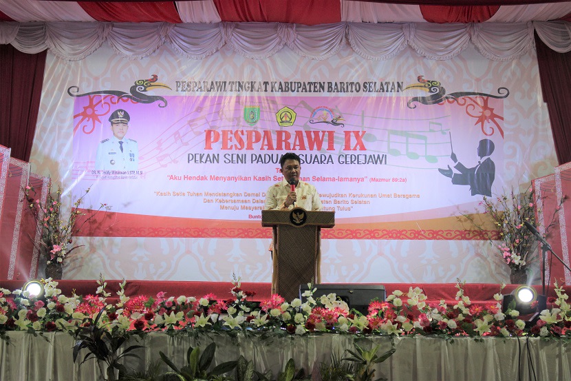 Asisten I Setda Barsel Yoga P Utomo membacakan sambutan Pj.Bupati Barsel Sekaligus menutup secara resmi Pesparawi IX Tingkat Kabupaten Barito Selatan Tahun 2023 (Foto:JN/ELZ4)