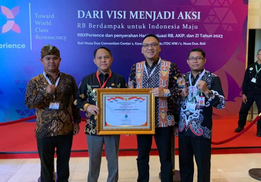 Pj. Bupati Barsel H. Deddy Winarwan foto bersama Sekda Kab.Barsel Eddy Purwanto dan Jajaran Pemkab Barsel usai menerima penghargaan (Foto:Dok)
