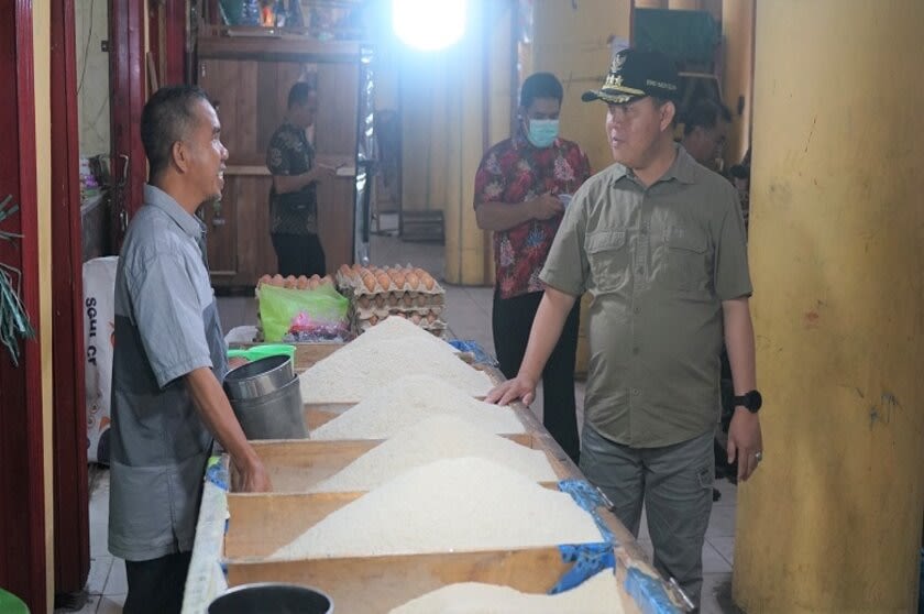 Pj.Bupati Barsel H. Deddy Winarwan Berbincang dengan Pedagang Beras di Pasar Beringin Buntok
