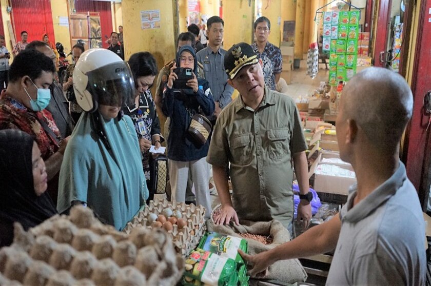 Pj.Bupati Barsel H. Deddy Winarwan dan Rombongan Saat Sidak di Pasar Beringin Buntok
