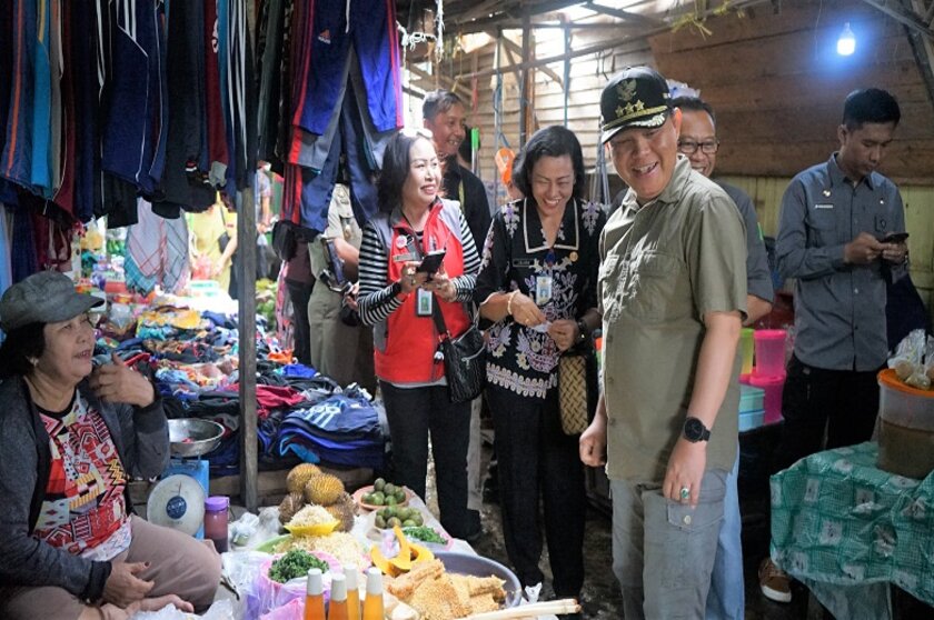 Pj. Bupati Barsel H. Deddy Winarwan dan Rombongan Saat Sidak Pasar Terowongan Buntok (Foto:JN/SNH)