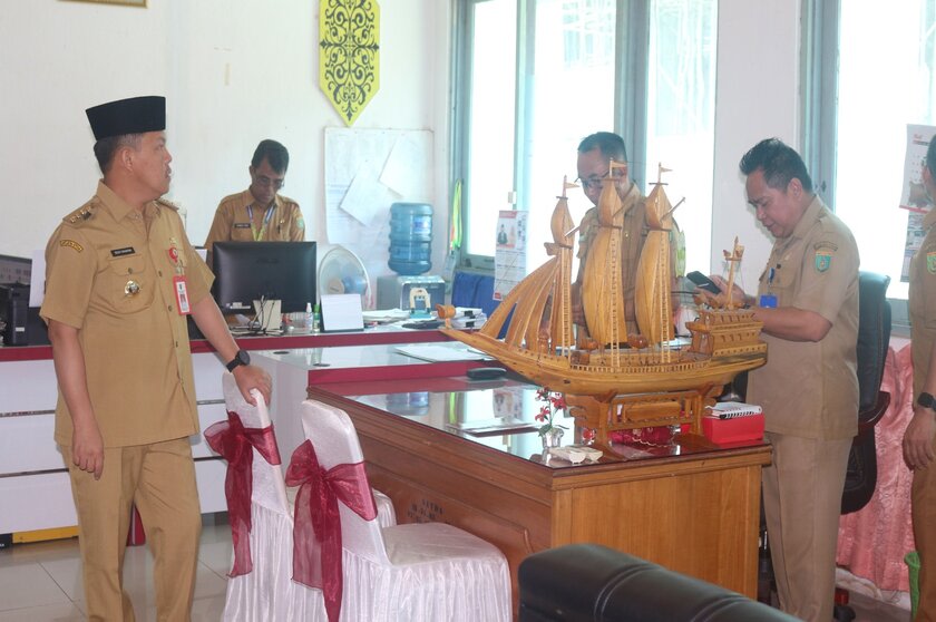 Pj. Bupati  Barsel H. Deddy Winarwan Saat Sidak di Ruang Bagian Protokol dan Kerjasama Pimpinan Setda Barsel (Foto:HN2R)