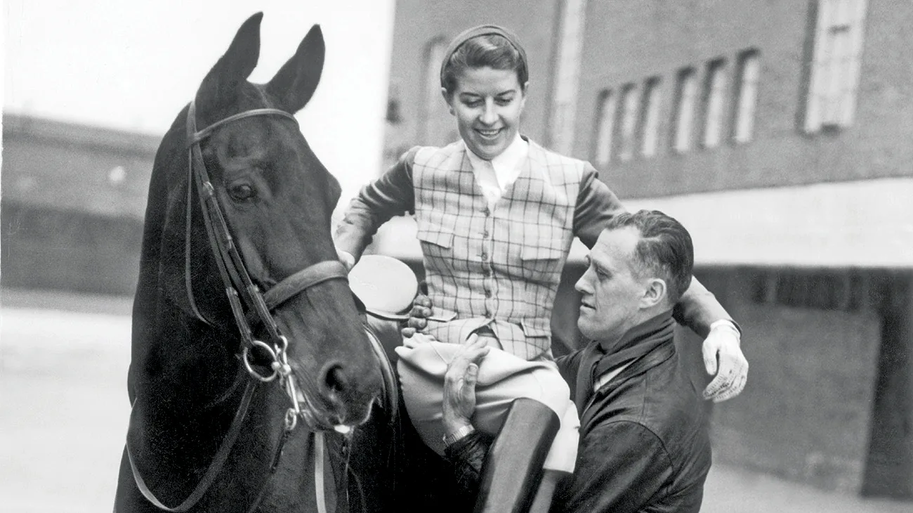 UNITED KINGDOM - OCTOBER 05: Lis HARTEL, la cavaliere danoise descend de sa monture aidee par un lad, le 5 Octobre 1953, a Londres. On lui avait predit qu'elle ne pourrait plus monter a cheval du fait d'un handicap aux jambes. (Photo by Keystone-France/Gamma-Keystone via Getty Images)