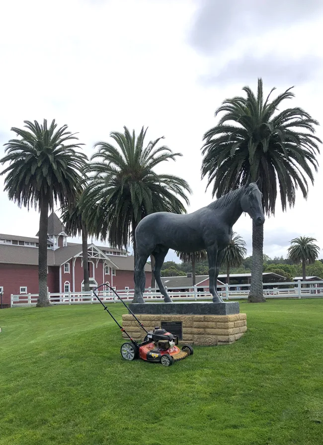 Bartschlawnmowerredbarn