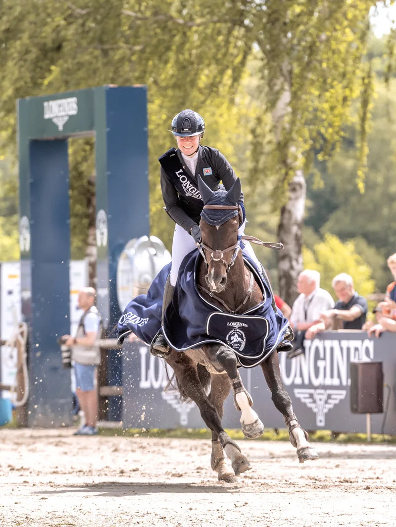 120210620-Summerland Mollie Charly van ter Helden Ehrenrunde-Price Giving LONGINES CCI5L