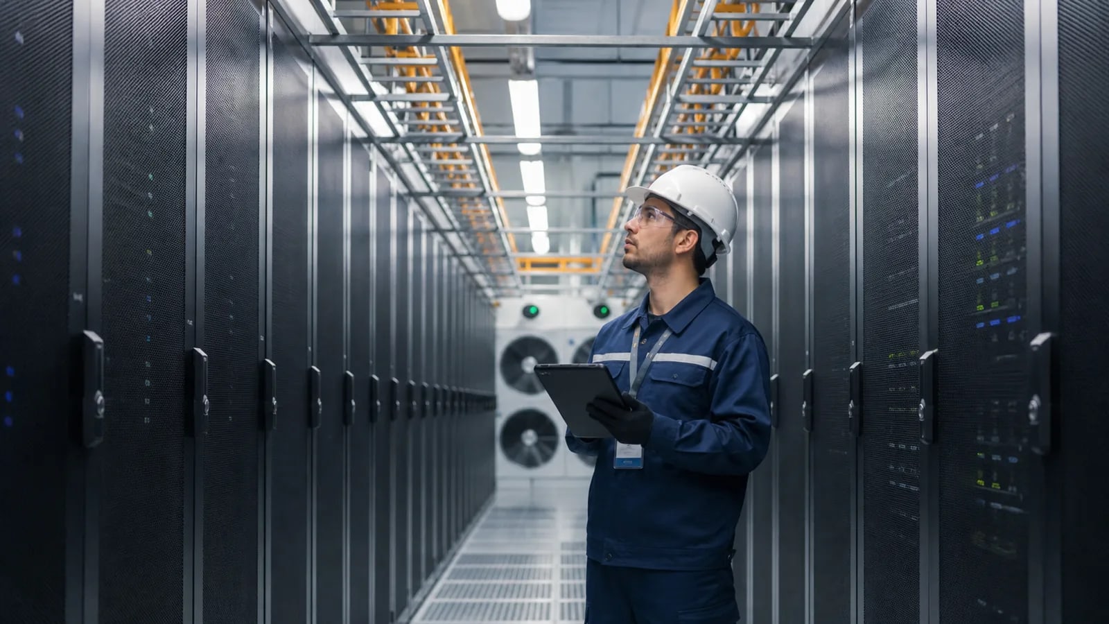 Técnico realizando mantenimiento de infraestructura crítica en un data center de Chile