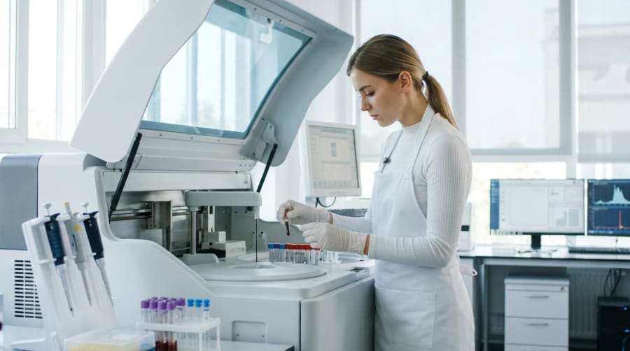 Bioquímica analizando muestras en un laboratorio de investigación molecular