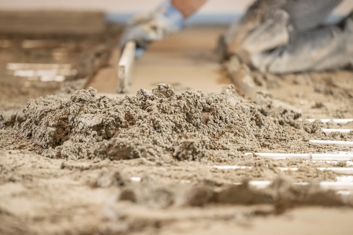 Estrichleger beim Abziehen mit Estrichlatte