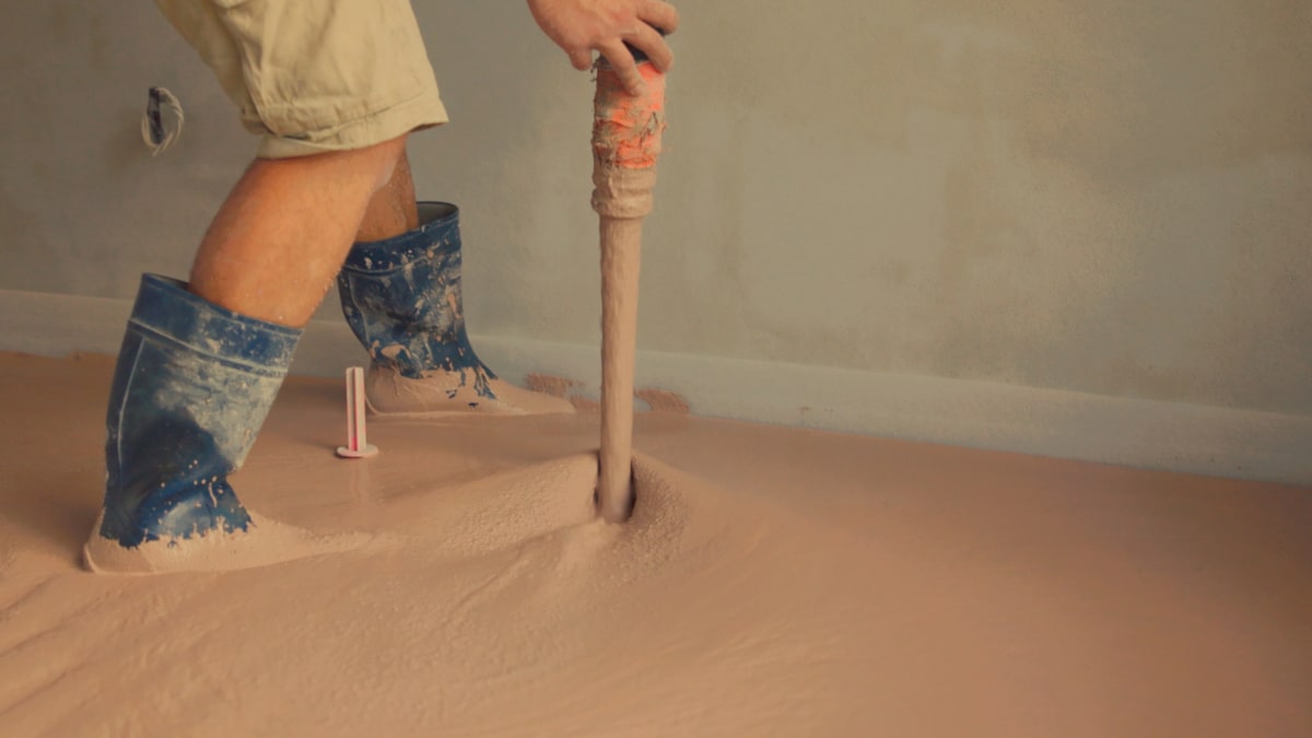 Fließestrich mit Schwabbelstock durchstoßen und entlüften