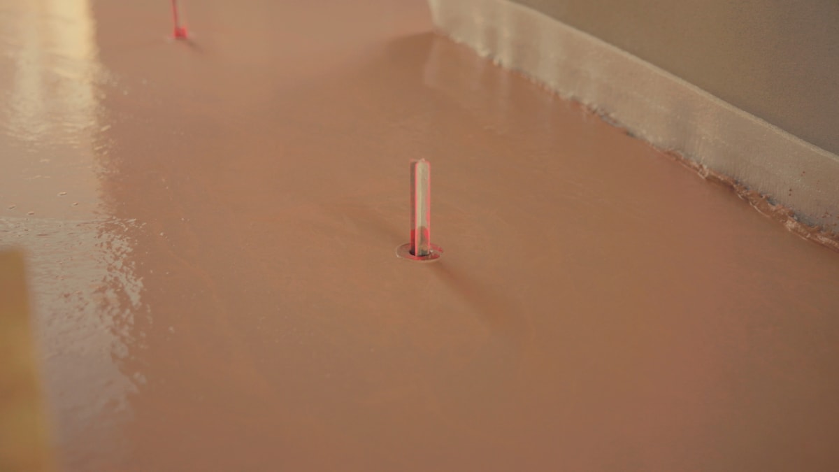 Fließestrich mit Höhenpunkten und Randdämmstreifen