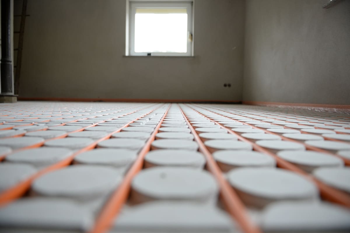 Dünnschichtsystem Fußbodenheizung bei Sanierung im Raum