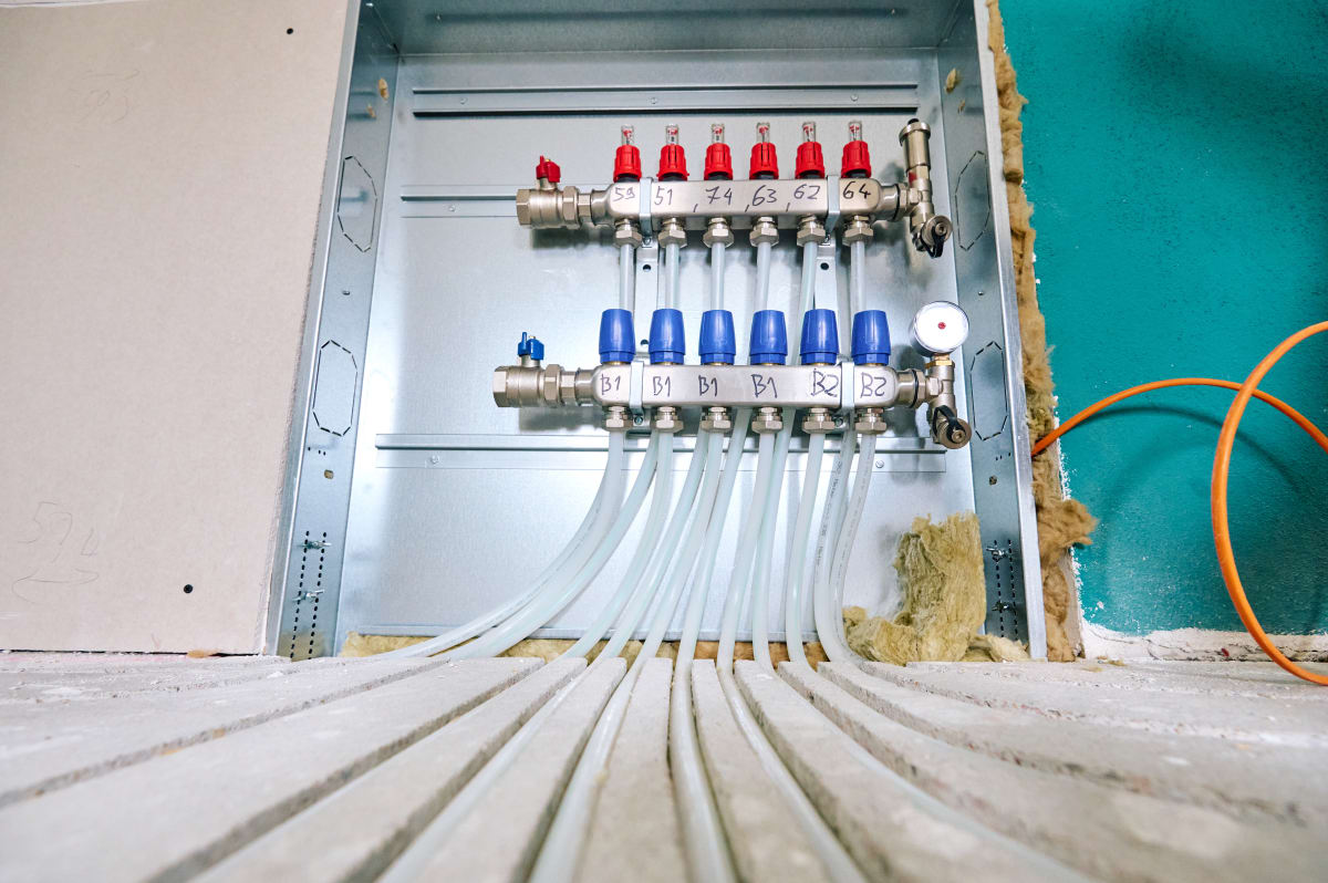 Heizkreisverteiler mit Anschlüssen für Frässystem Fußbodenheizung