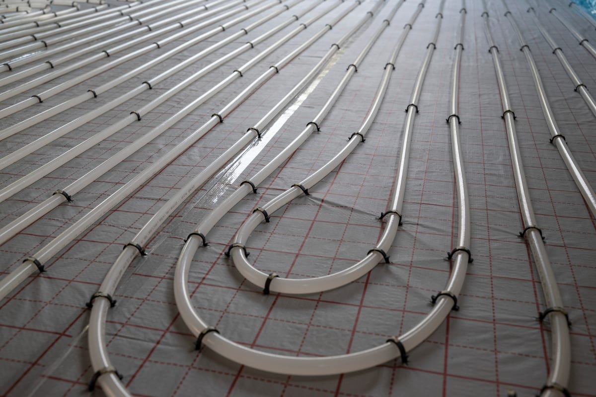 Tackersystem Heizrohre auf Tackerplatte mit Rasterfolie verlegt