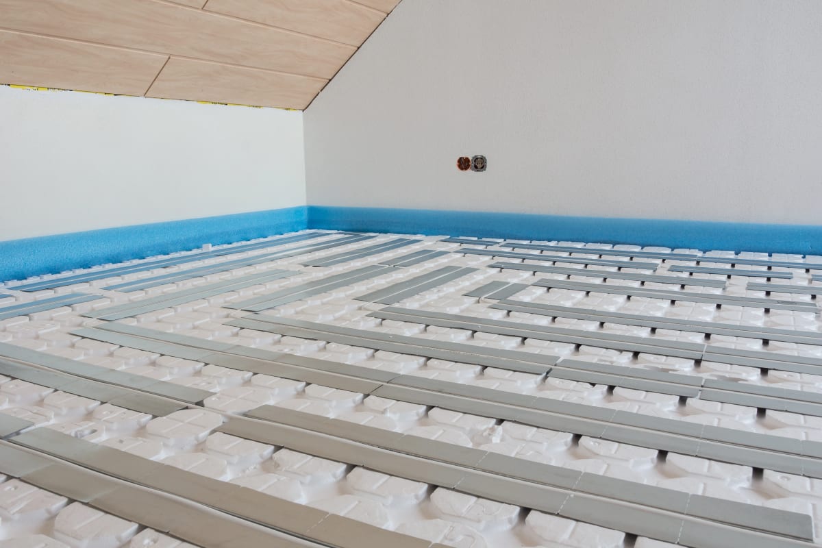 Trockensystem Fußbodenheizung im Dachgeschoss mit Randdämmstreifen