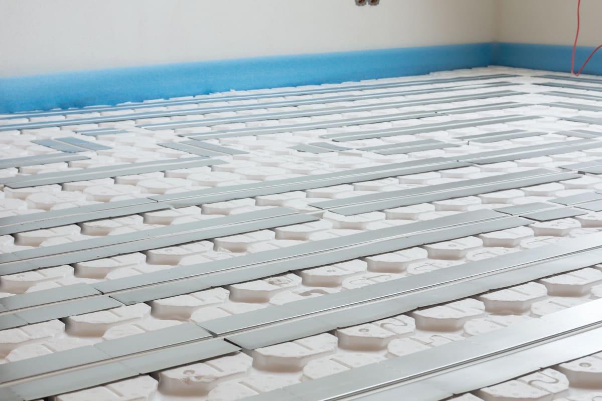Trockensystem Fußbodenheizung: Systemplatten mit Aluminium-Wärmeleitblechen und Heizrohren